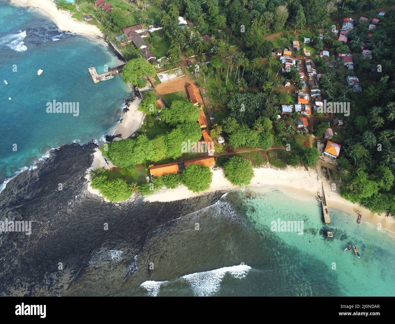 Vista aérea de la isla tropical Ilheu das Rolas en Santo Tomé, África Foto de stock
