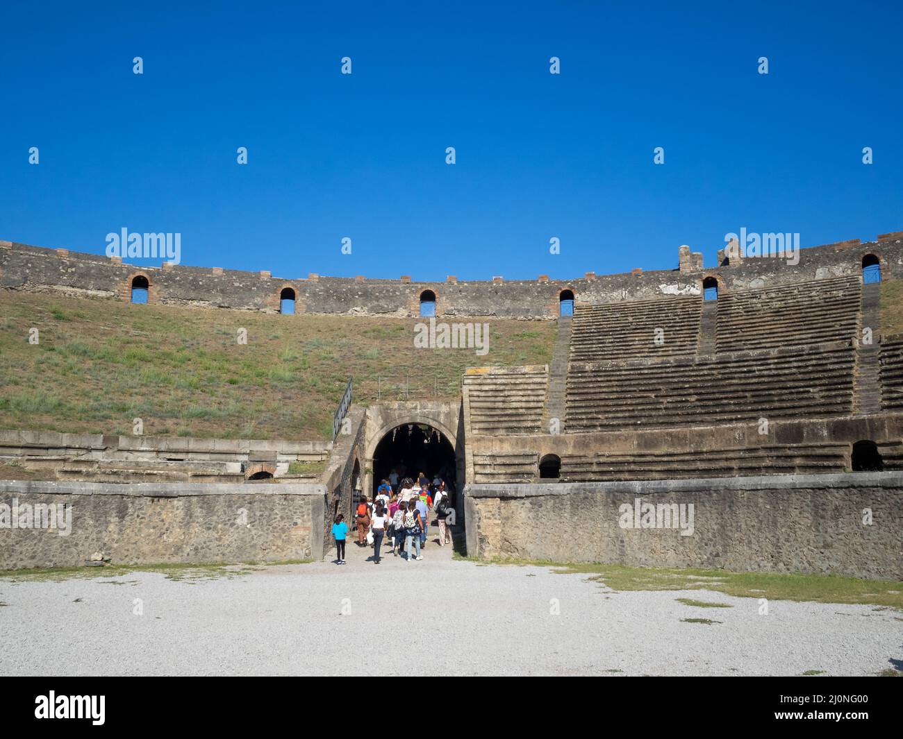 Interior del anfiteatro de Pompeya visto desde la arena Foto de stock