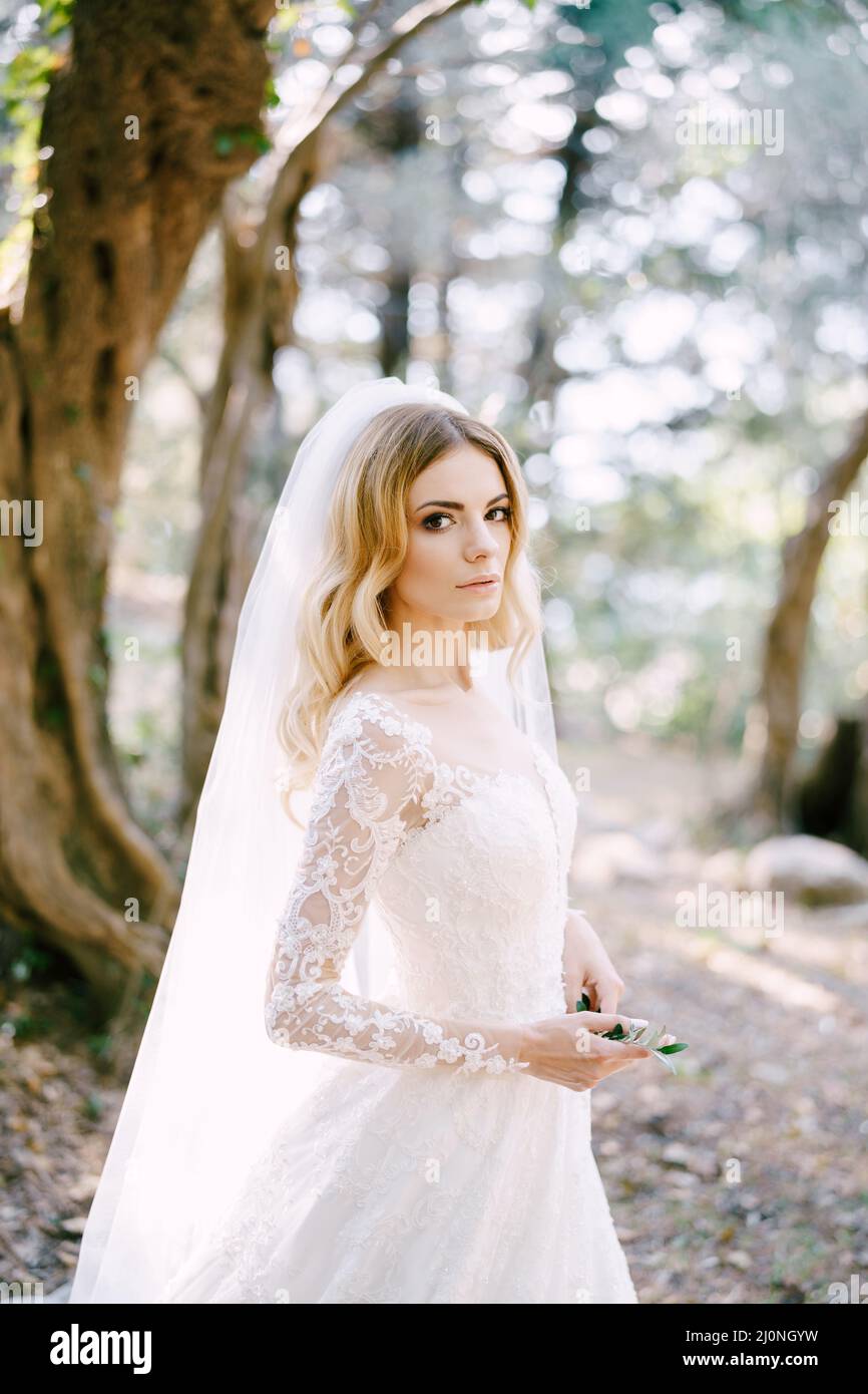 Vestido de novia bordado fotografías e imágenes de alta resolución - Alamy