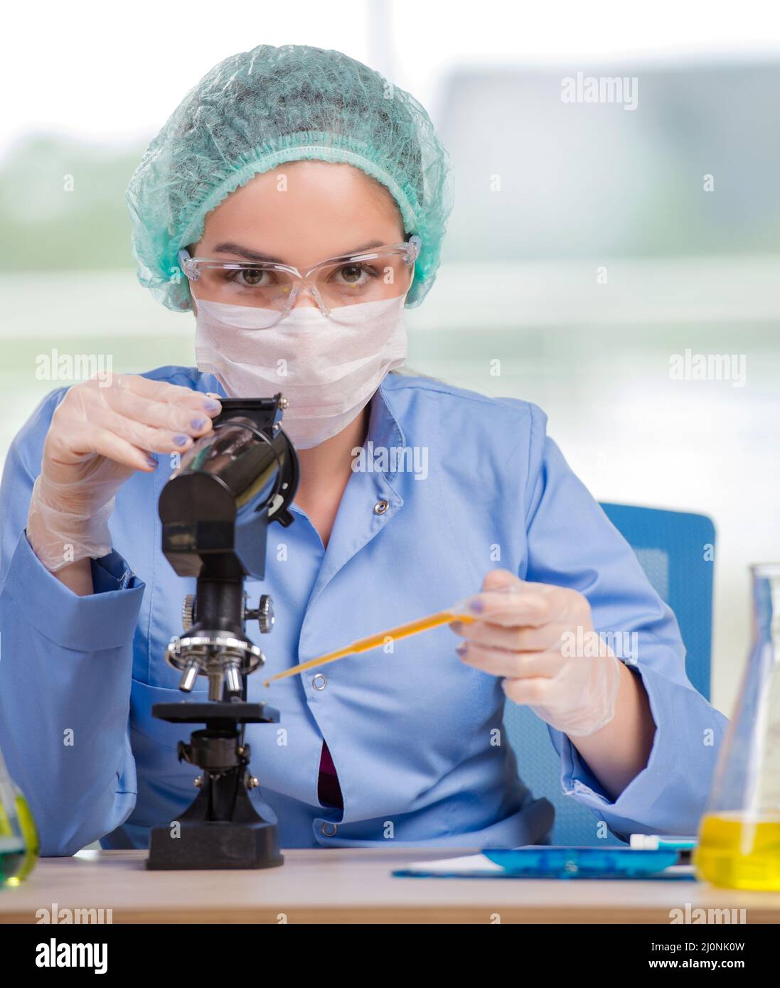 Mujer trabajando en el laboratorio químico Foto de stock