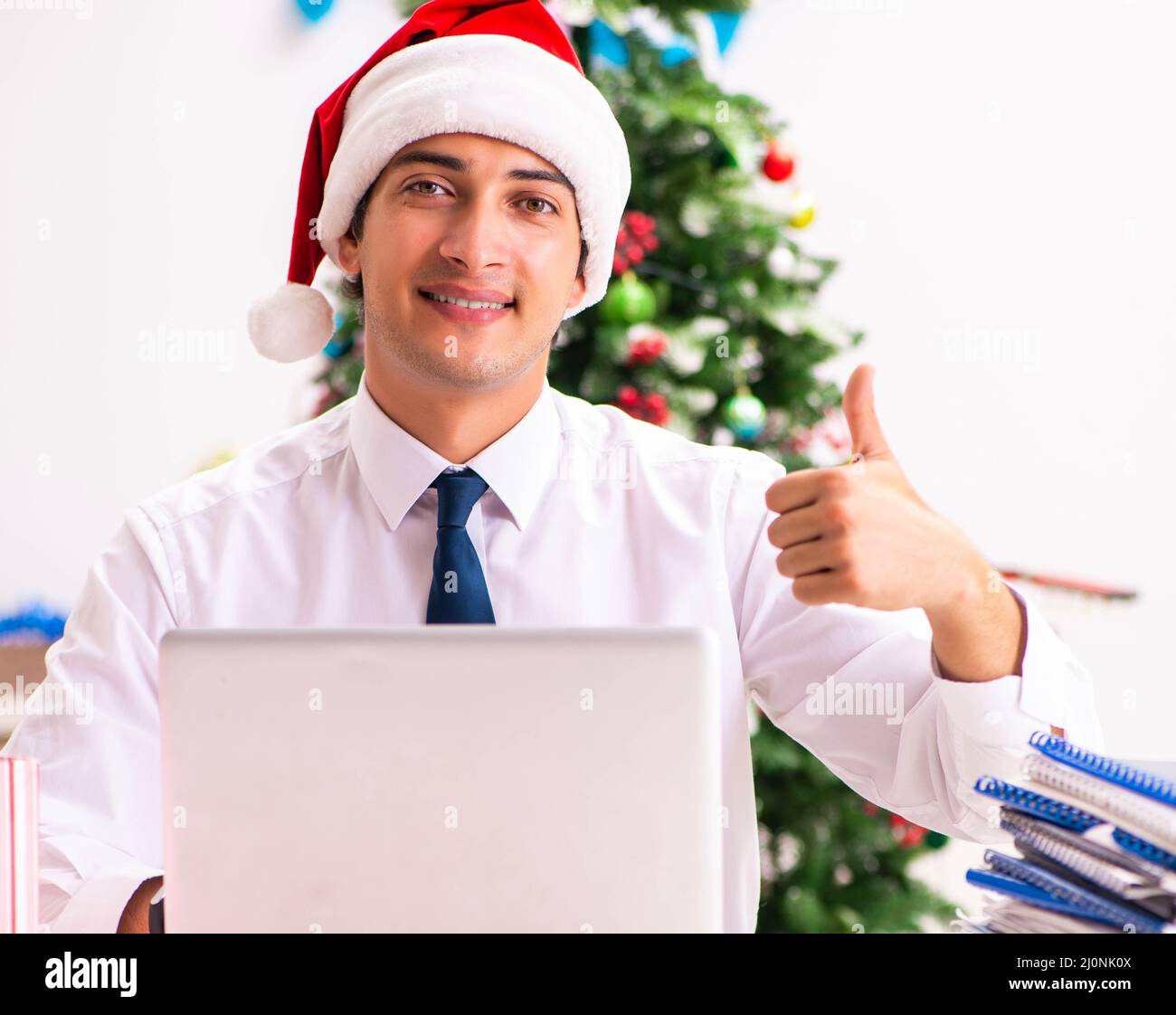 Empresario empleado celebrando la Navidad en la oficina Foto de stock