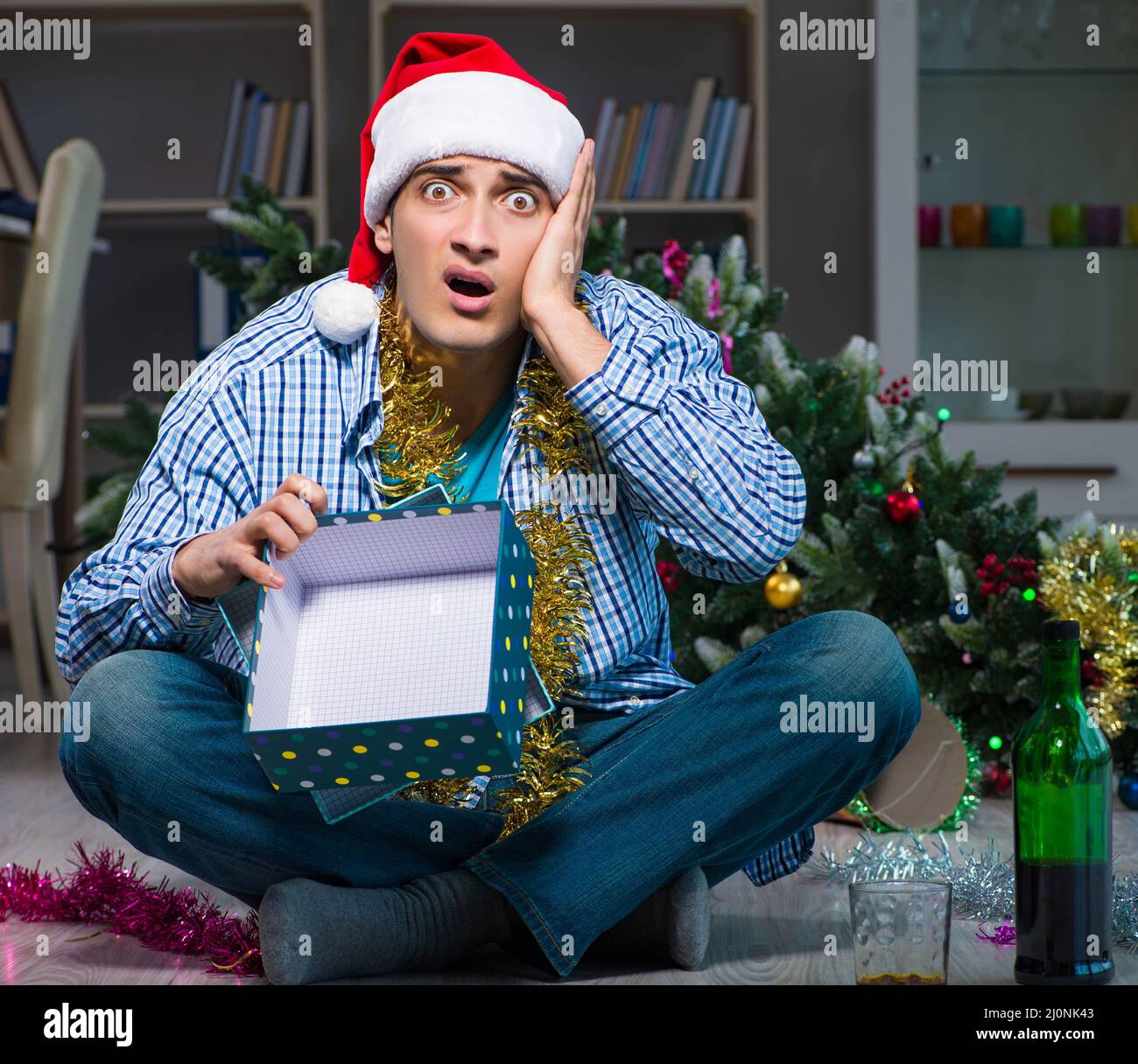 Hombre celebrando la Navidad solos en casa Foto de stock