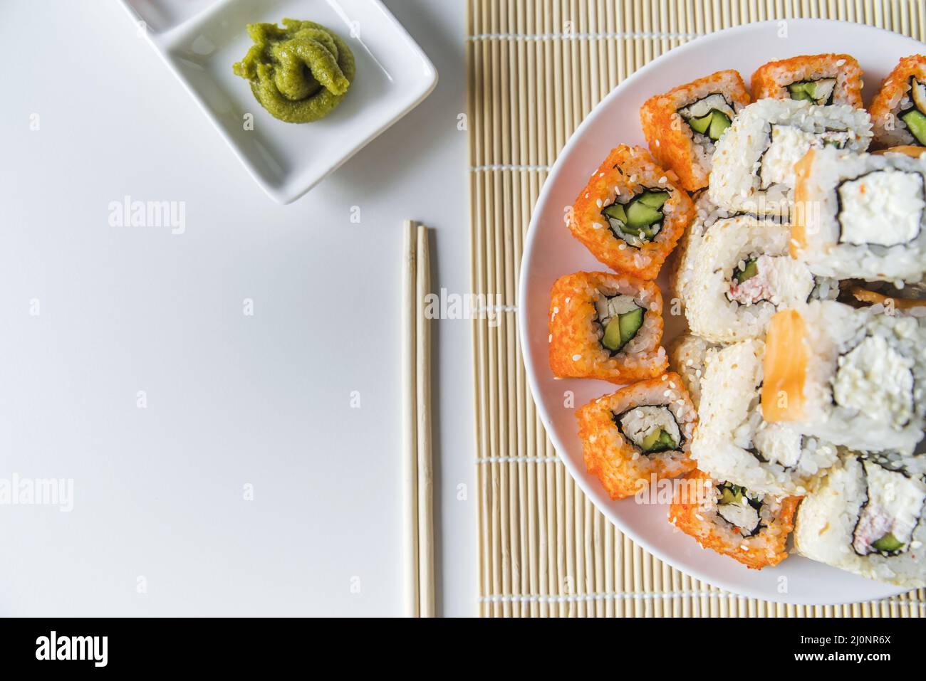 Vista superior plato de sushi con wasabi. Alta calidad y resolución Hermoso concepto fotográfico Foto de stock