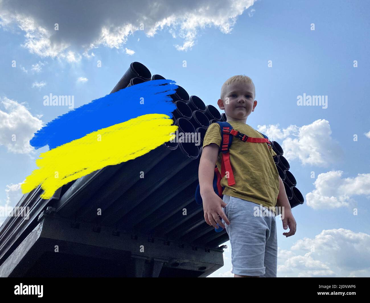 Concepto con texto niño se encuentra frente a un lanzacohetes, Ucrania Foto de stock