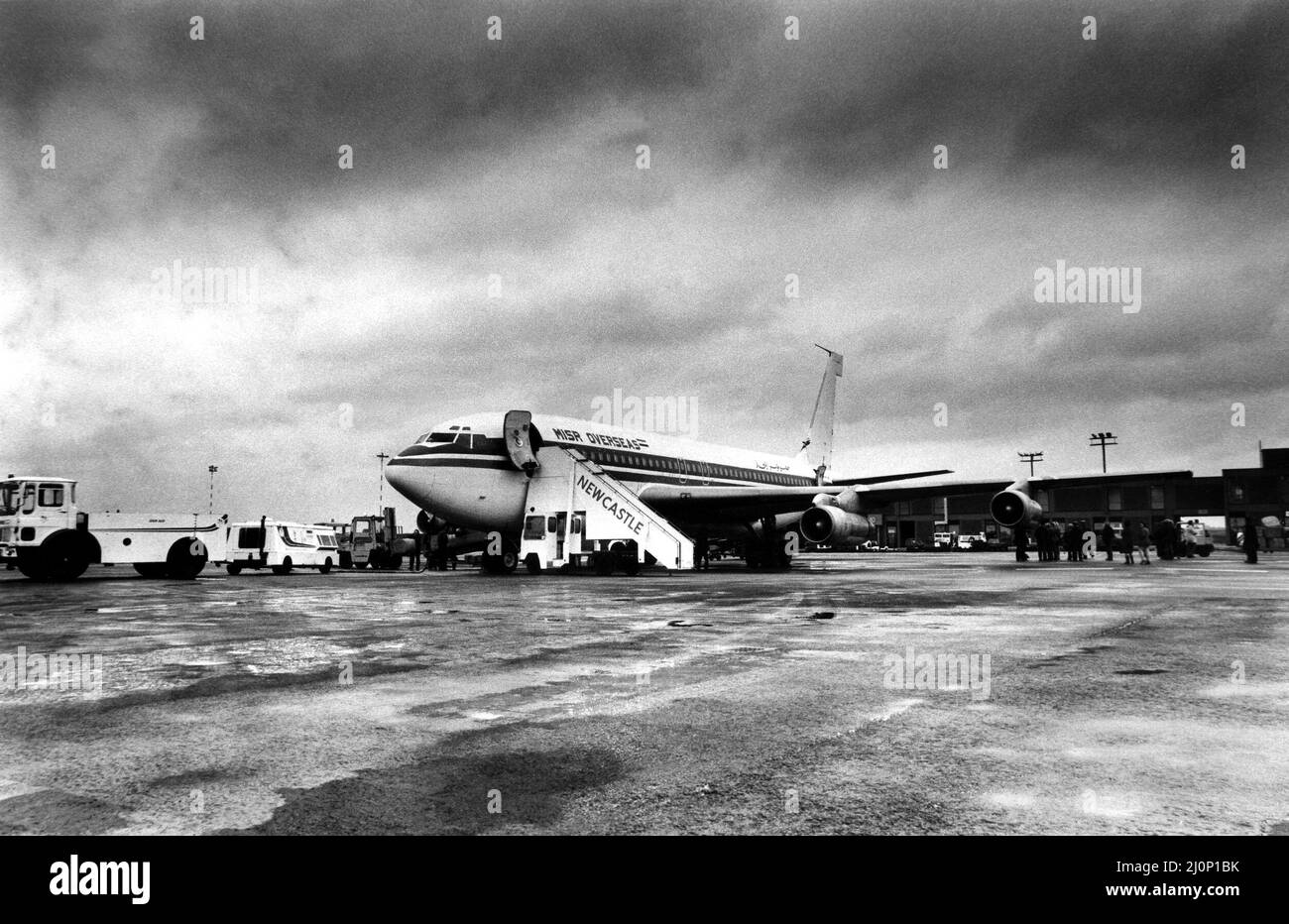 Una MISR Egyptian Airlines está cargada antes de despegar en el aeropuerto de Newcastle. 04/11/1984 Foto de stock