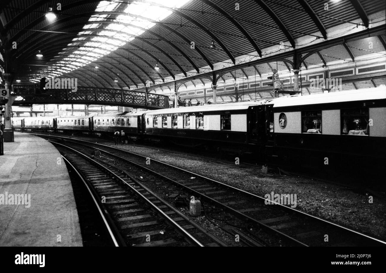 El Orient Express en la estación central de Newcastle el 17th de diciembre de 1984 Foto de stock
