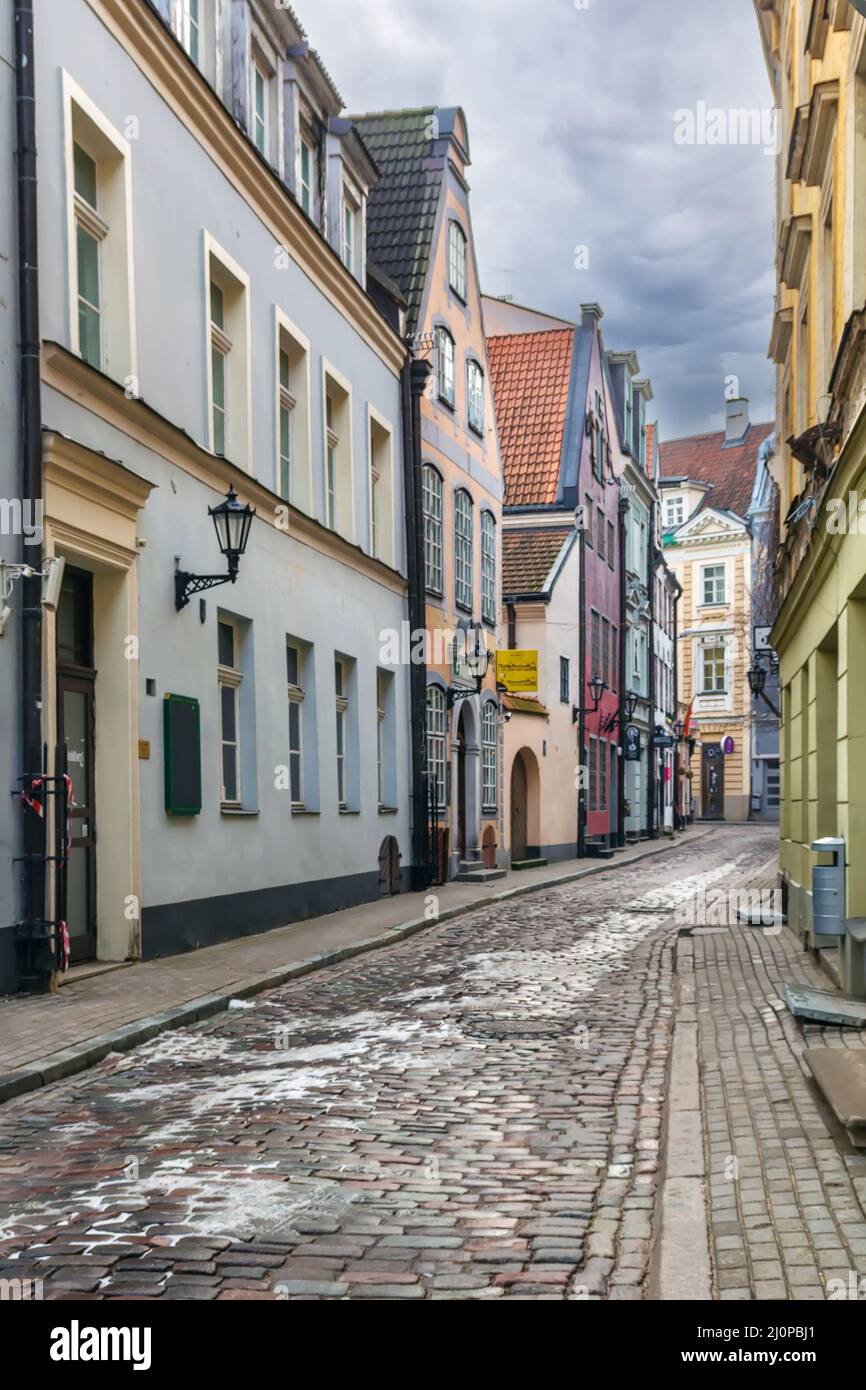Calle en el casco antiguo de Riga, Letonia Foto de stock