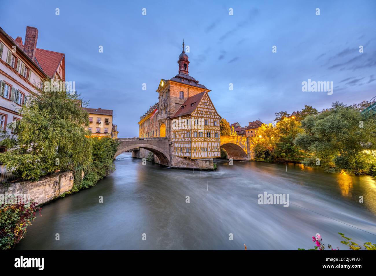 El famoso Alte Rathaus en la hermosa ciudad de Bamberg en Baviera, Alemania, al amanecer Foto de stock