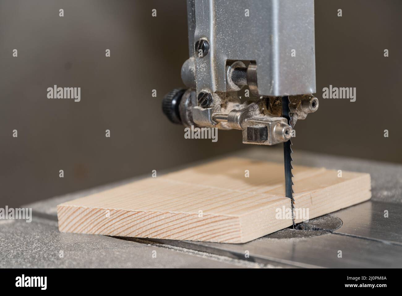 Trabajando con la banda sierra en el taller del carpintero - herramienta de primer plano Foto de stock