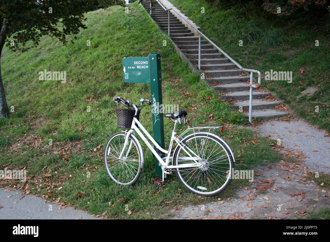 Bicicleta estacionada en el letrero Second Beach en Stanley Park, Vancouver  Fotografía de stock - Alamy