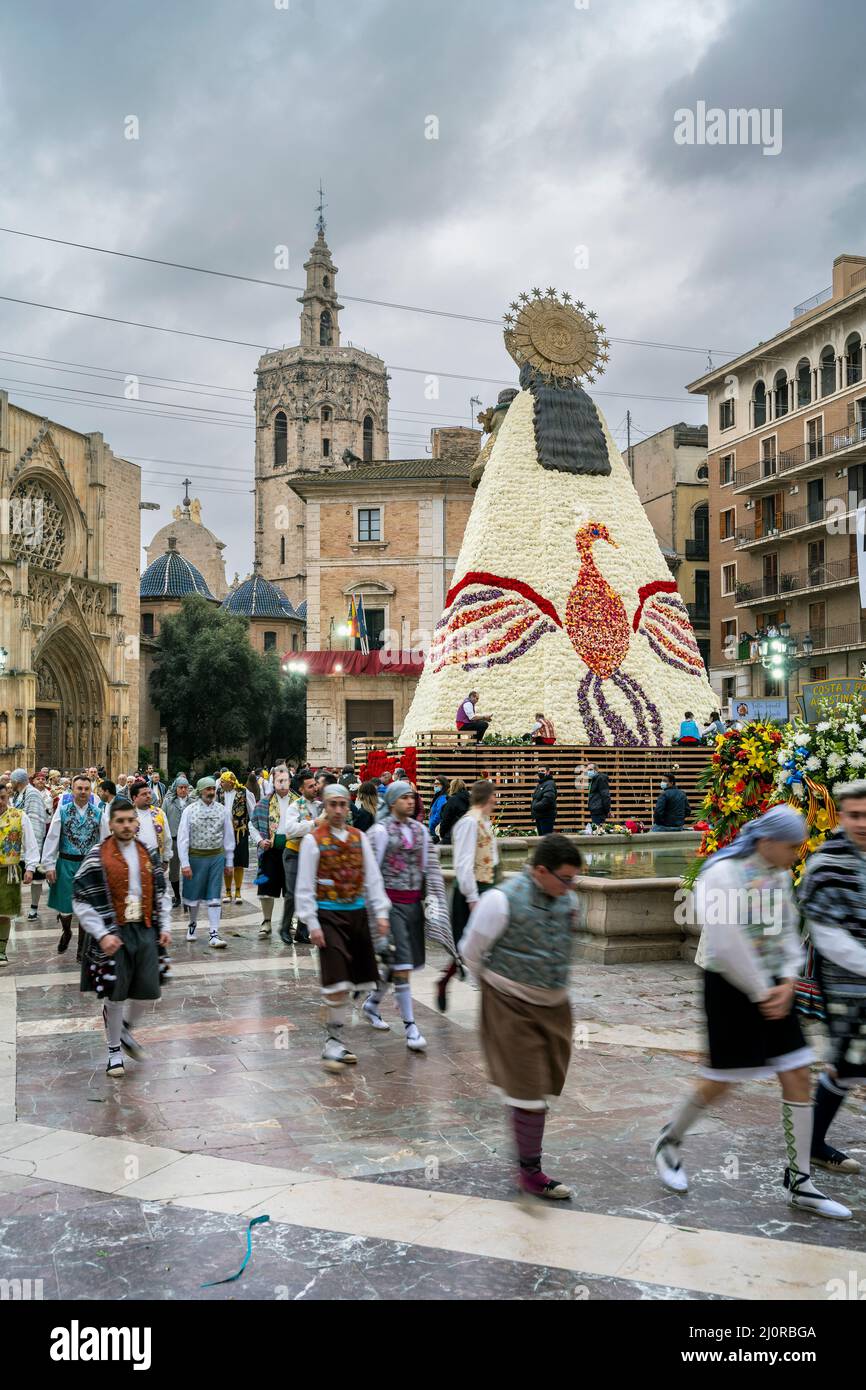 Falleros marchando en la ceremonia de la ofrenda floral (ofrena de flors u ofrenda de flores) durante el Festival Fallas anual, Valencia, España Foto de stock