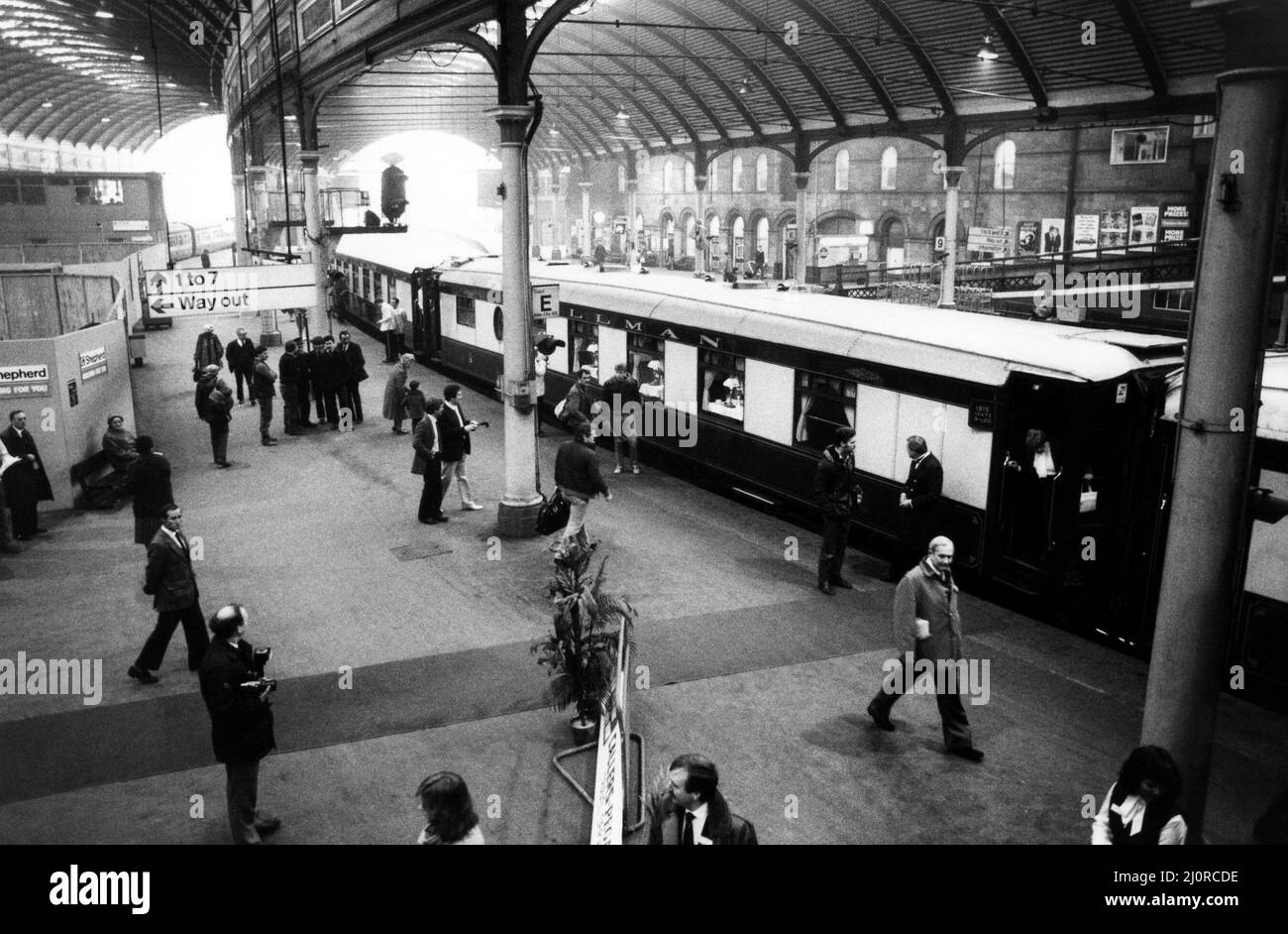 El Orient Express en la estación central de Newcastle el 17th de diciembre de 1984 Foto de stock