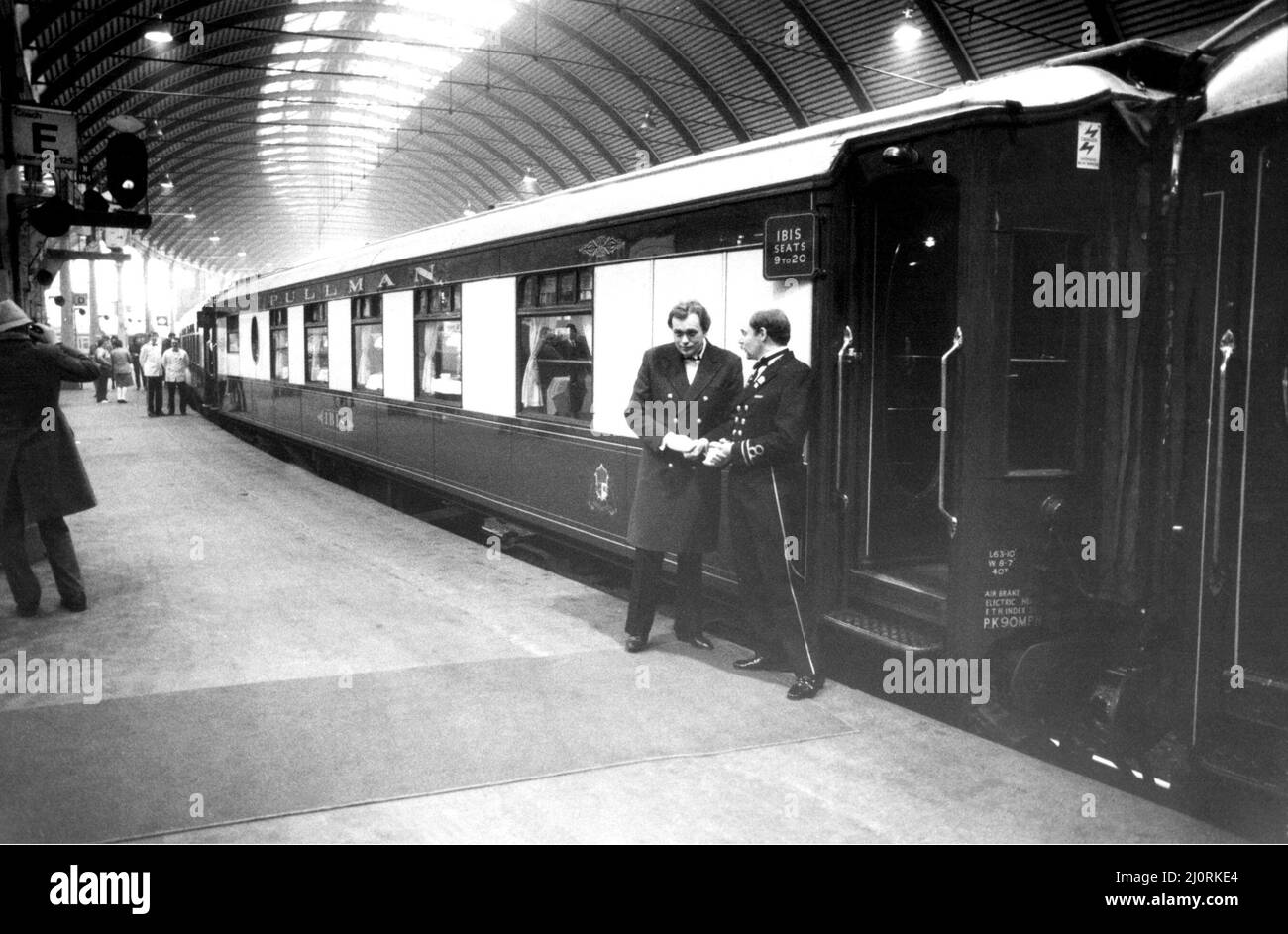 El Orient Express de pie en la estación central de Newcastle el 17th de diciembre de 1984 Foto de stock