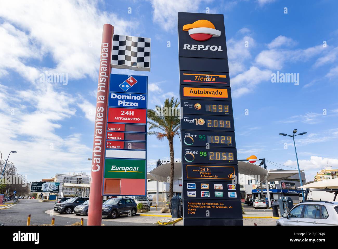Huelva, España - 6 de marzo de 2022: Exposición con precios de gas, diésel y gasolina sin plomo, en la gasolinera Repsol. Foto de stock