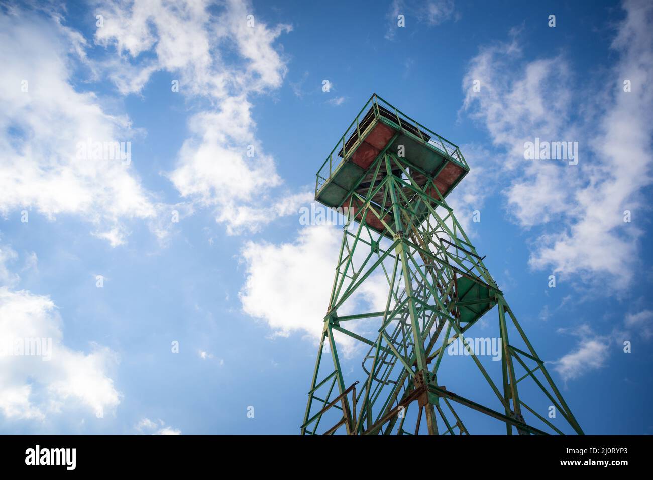 Antigua torre de vigilancia de hierro en la frontera de Burgenland Foto de stock