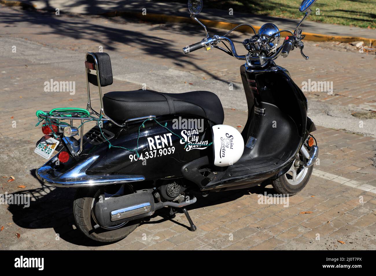 Un scooter de motor de Saint City Scooters servicio de alquiler de  estacionamiento junto a la acera en el casco antiguo de  St.Augustine.Florida.USA Fotografía de stock - Alamy