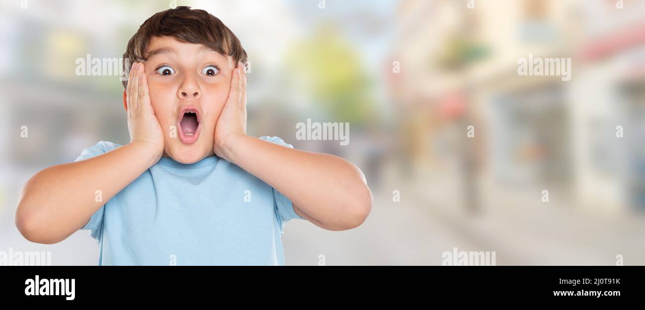 Niño niño niño se sorprende sorpresa sorpresa en la ciudad con texto libre espacio copyspace Foto de stock