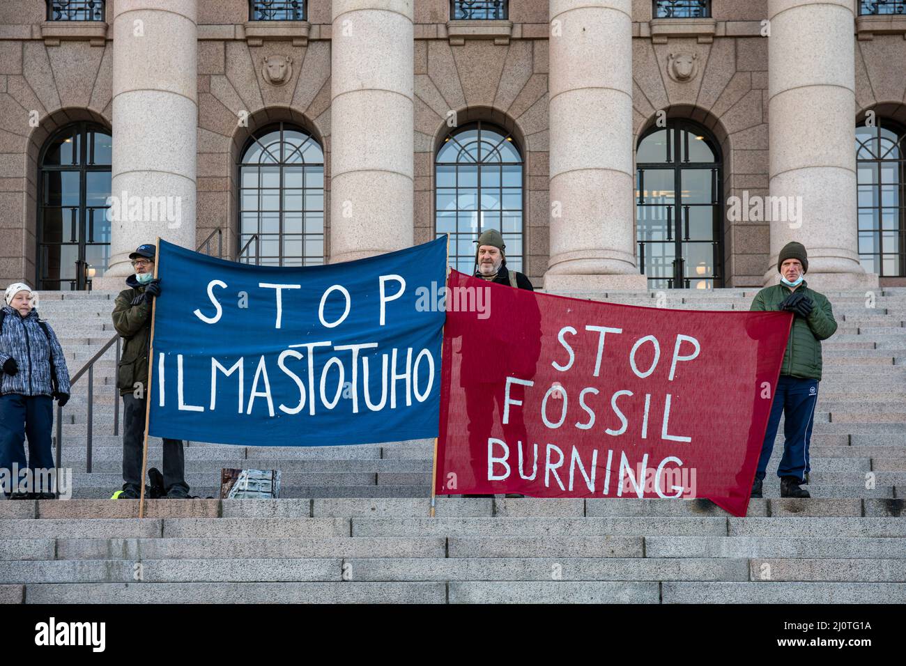 Detener la quema de fósiles. ¡Los manifestantes con banderines en Eduskuntatalo o en la Casa del Parlamento en Lunastakaa lupaukset! Manifestación en Helsinki, Finlandia. Foto de stock