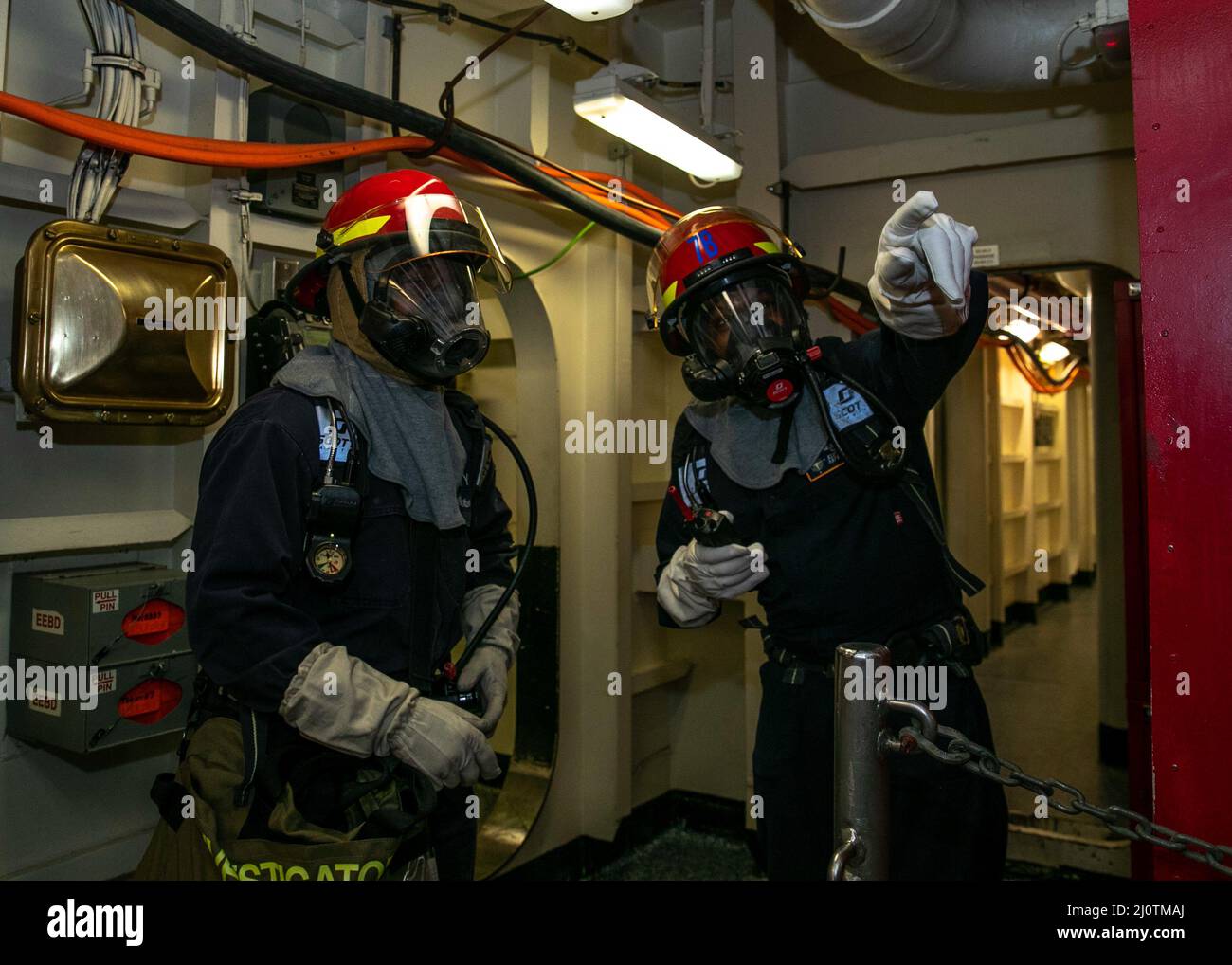 Aviation Boatswain s Mate Equipment 2nd Clase John Ogobia Izquierda 