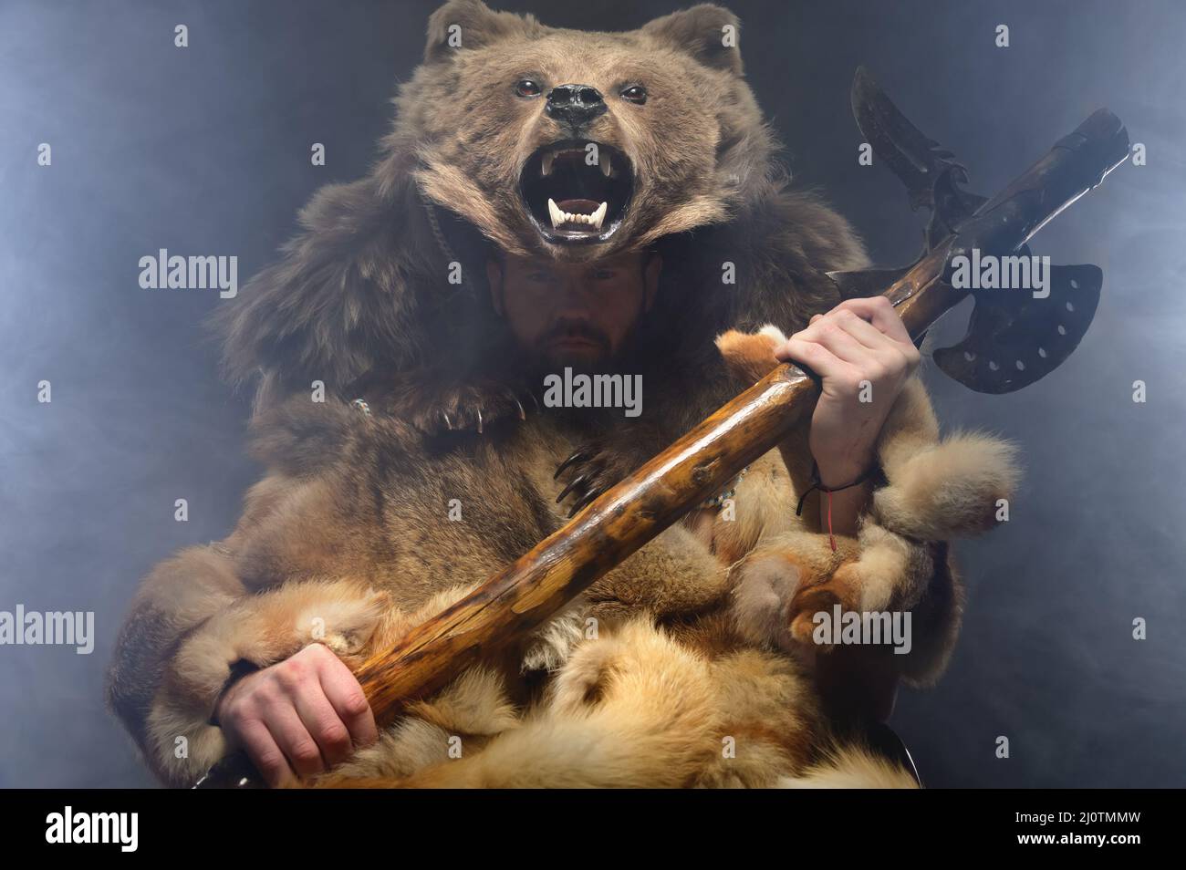 Traje de piel de oso fotografías e imágenes de alta resolución - Alamy