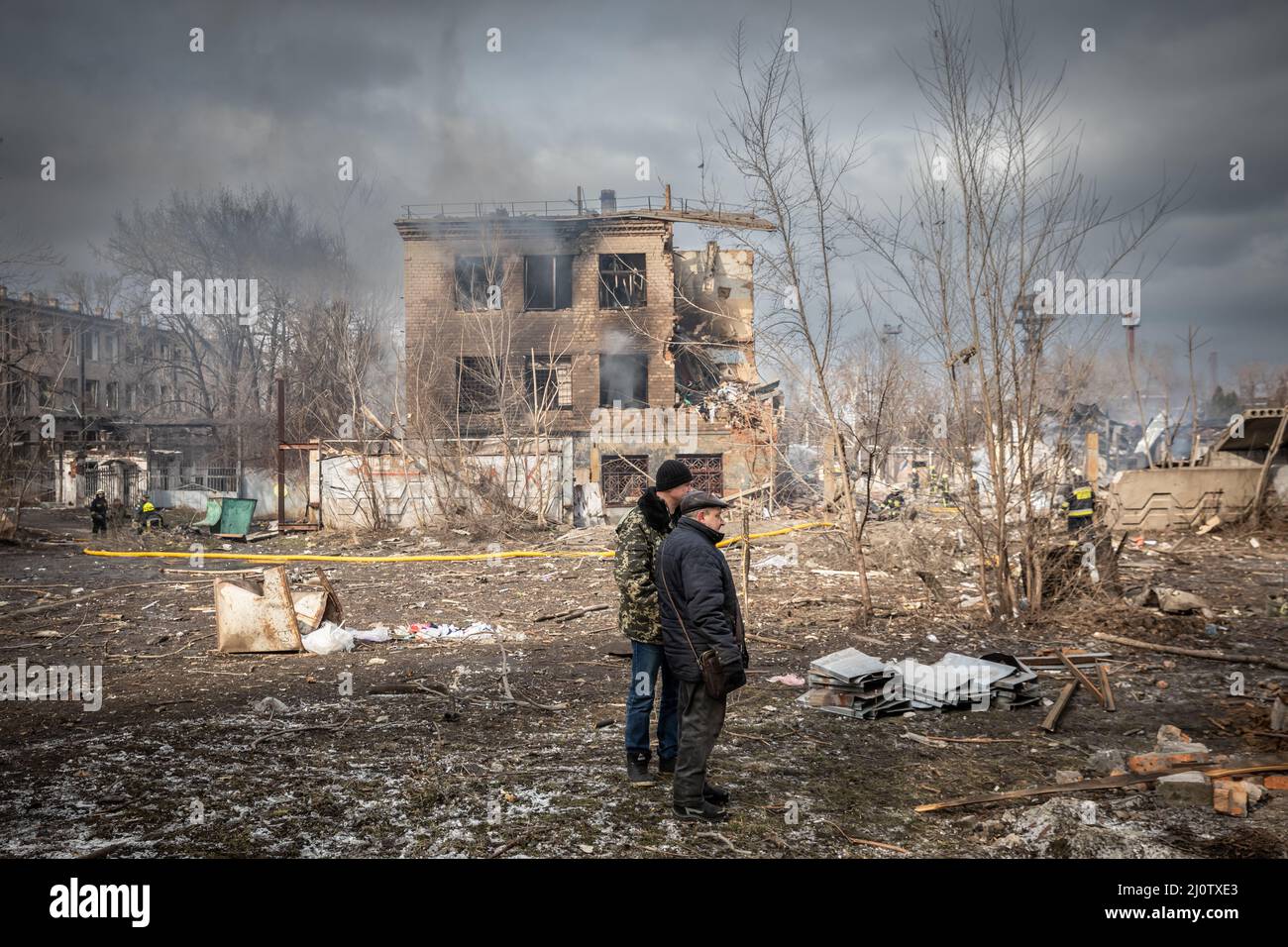 Dnipro, Ucrania 11 de marzo de 2022: Carretera, barrio, fábrica, cohete, casas, coche, bomba, disparo, metro, personas, Foto de stock