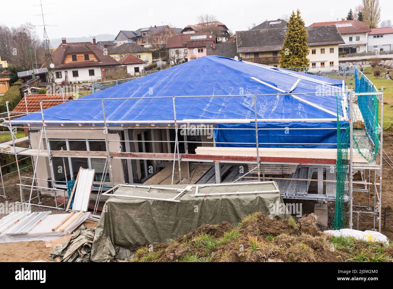 Casa de construcción bungalow - construcción de conchas con andamios y cubierta de techo Foto de stock