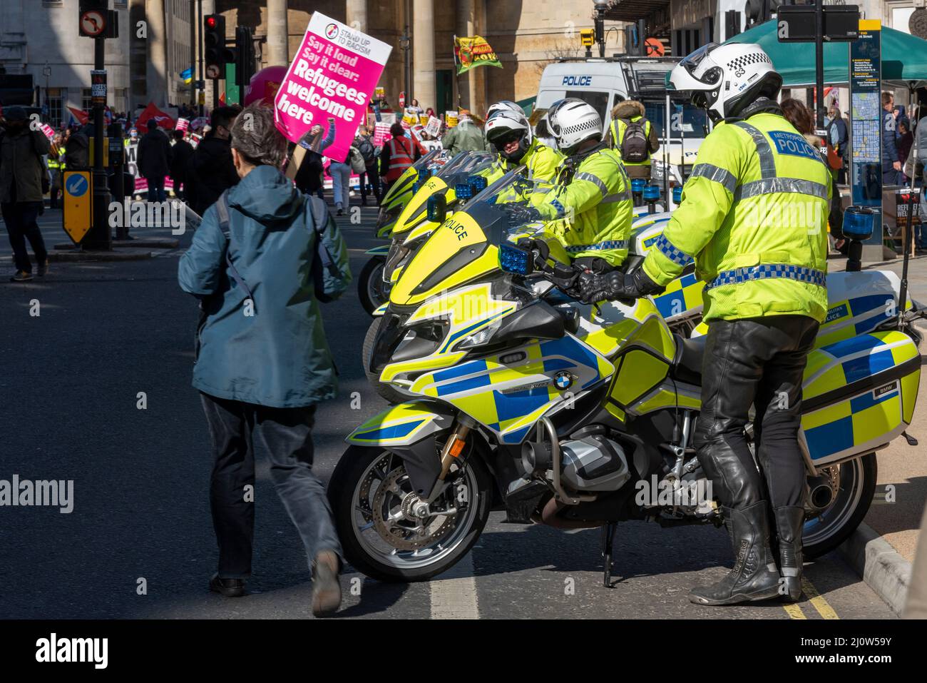 Protesta en Londres en el Día de las Naciones Unidas contra el Racismo. Los agentes de policía están dispuestos a proporcionar escolta Foto de stock