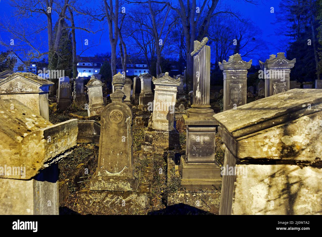 Cementerio judío por la noche, en el fondo de los edificios residenciales, Goettingen, Alemania, Europa Foto de stock