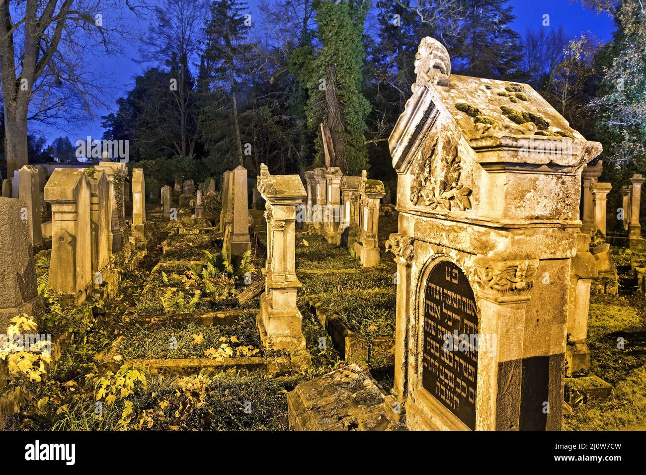 Cementerio judío de noche, Goettingen, Baja Sajonia, Alemania, Europa Foto de stock
