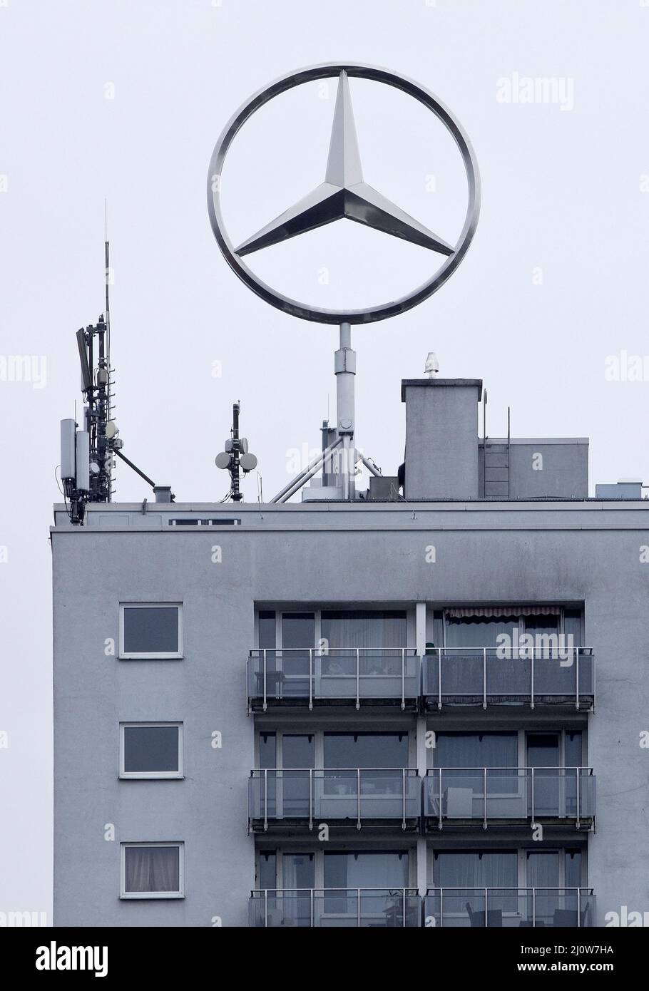 Mercedes estrella en un rascacielos, detalle, Kassel, Hesse, Alemania, Europa Foto de stock