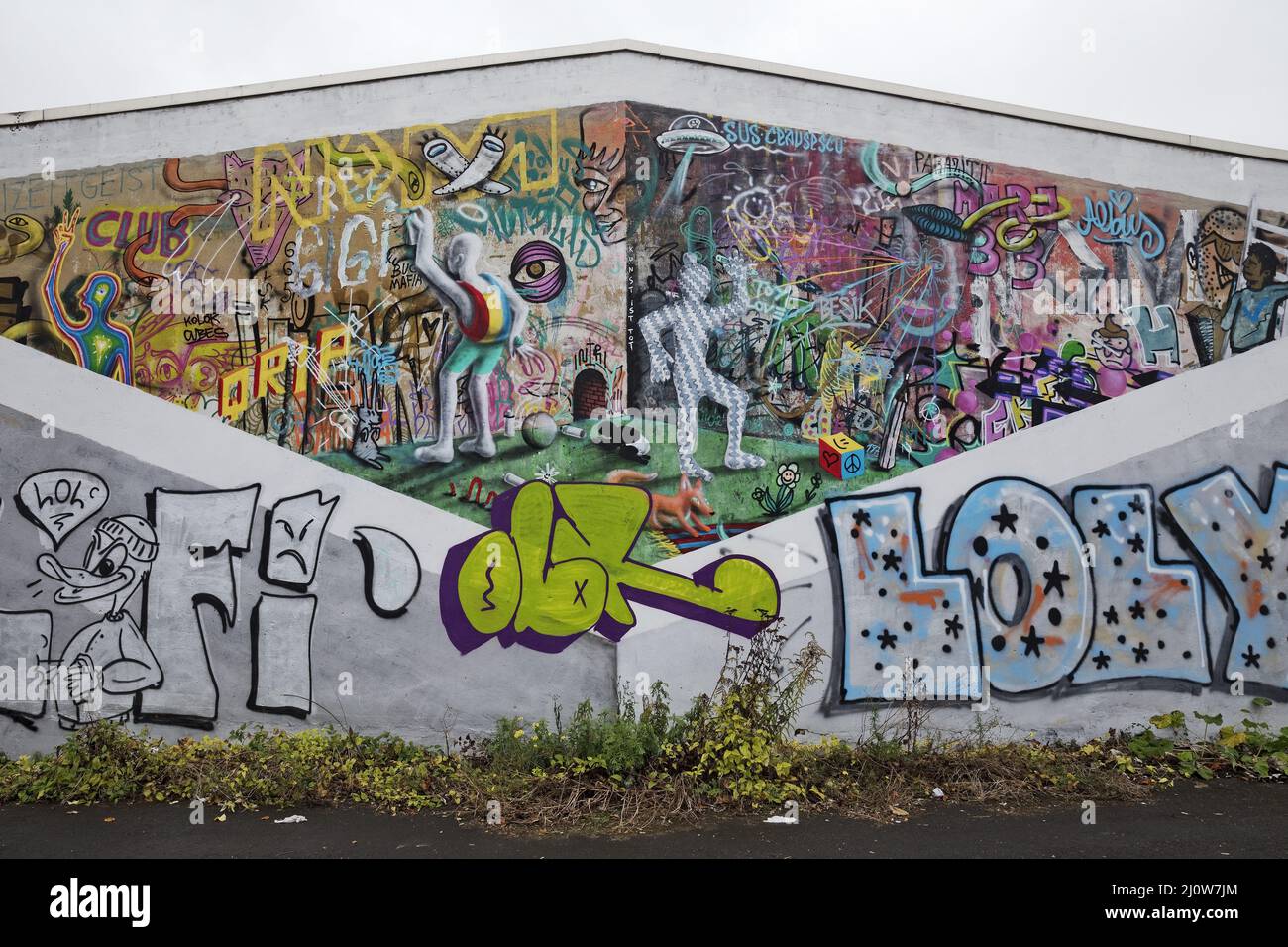 Arte callejero con el título entre KolorCubes y FisArt, Kassel, Hesse, Alemania, Europa Foto de stock