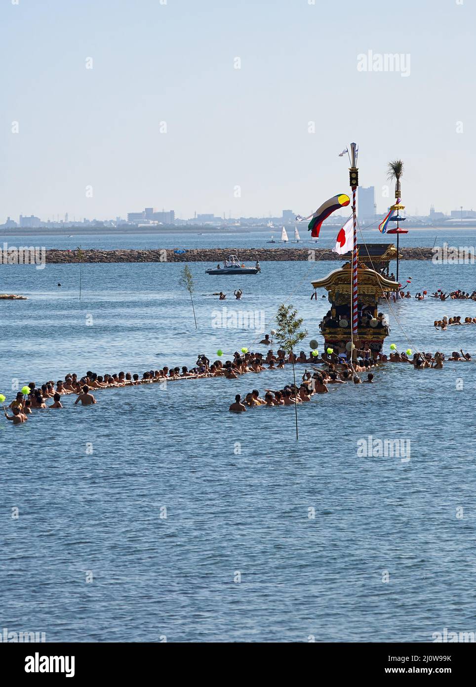 Festival Miya. Los feligreses del santuario desnudo tiran de los flotadores hermosos de Dashi en el mar y la playa. Foto de stock