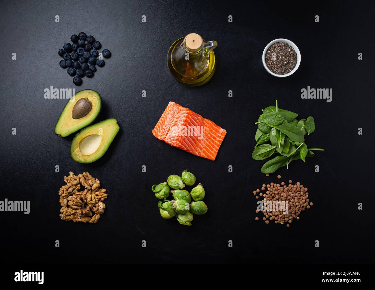 Ingredientes saludables ricos en ácidos grasos omega sobre fondo negro Foto de stock