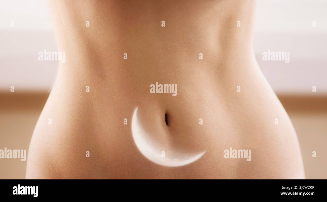 Mujer estómago con la luna exposición múltiple. Concepto de menstruación. Foto de stock