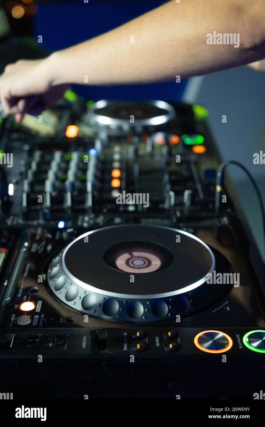 Primer plano del escritorio del controlador del mezclador de Dj en la  fiesta de discoteca del club nocturno. DJ Manos Tocar botones y  deslizadores Reproduciendo música electrónica Fotografía de stock - Alamy