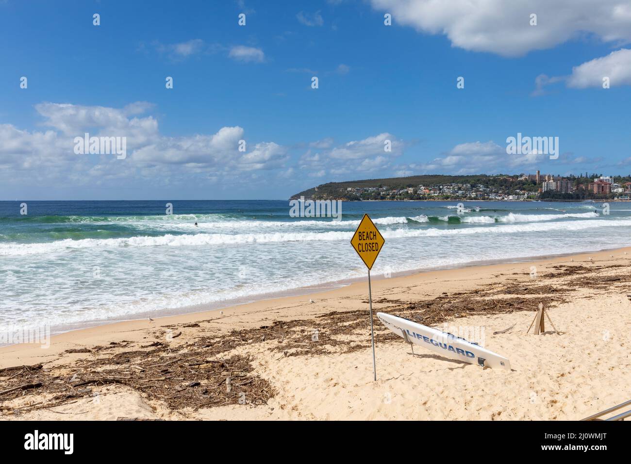 Manly Beach Sydney Australia con la señal de playa cerrada después de las fuertes lluvias, Sydney, Australia Foto de stock