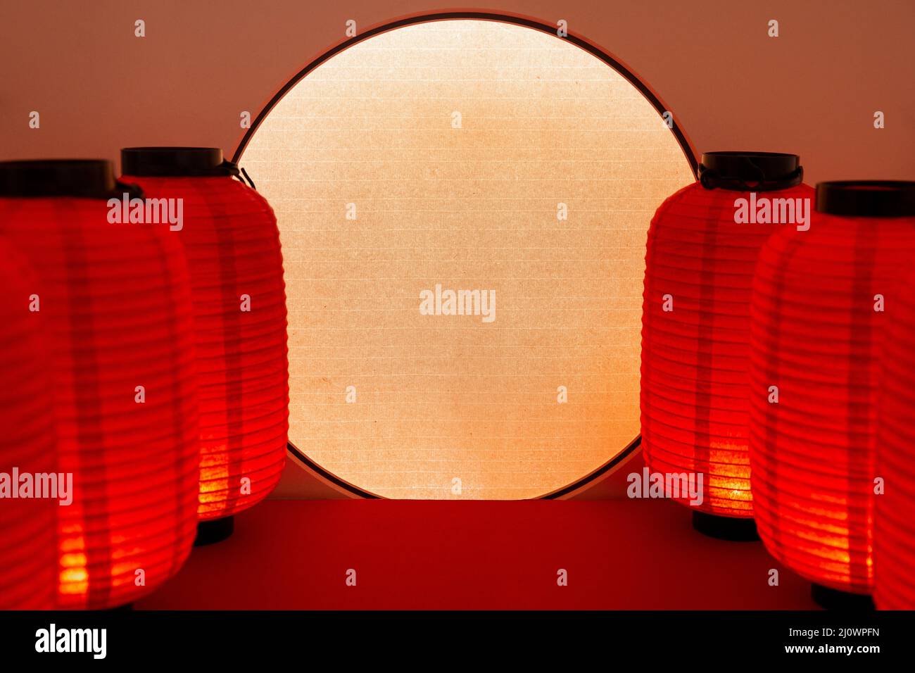 Cultura china, linterna roja china y pantalla de proyección circular creativa Foto de stock