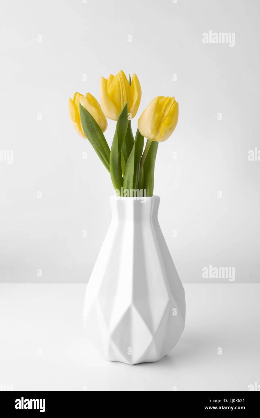 Jarrón con mesa de tulipanes. Hermoso concepto fotográfico de alta calidad Foto de stock