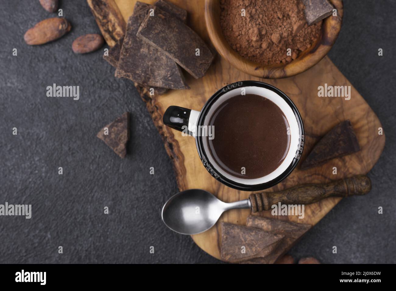 Top vista taza con chocolate caliente. Hermoso concepto fotográfico de alta calidad Foto de stock