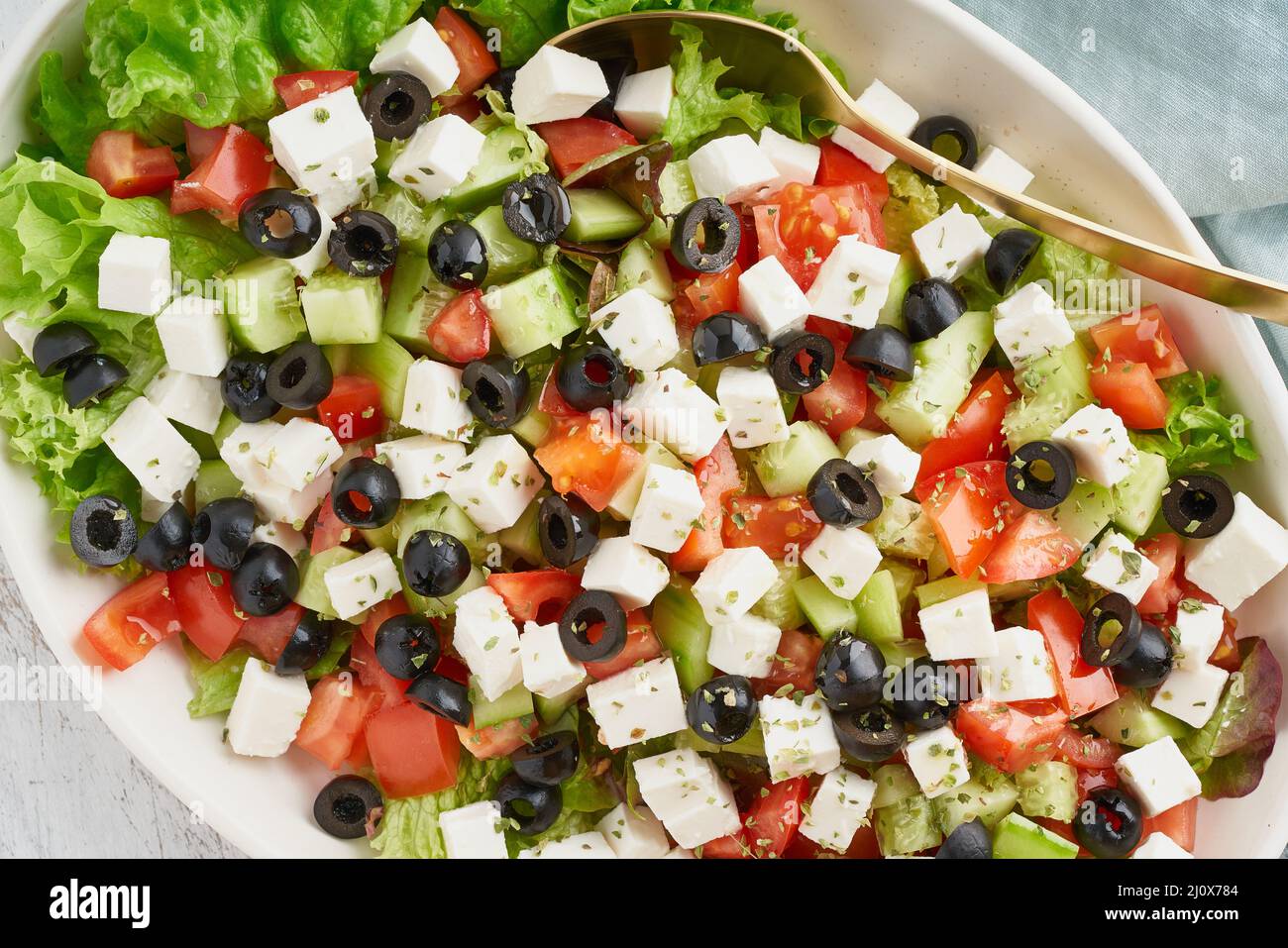 Ensalada griega Horiatiki con queso feta, comida mediterránea vegetariana, dieta baja en calorías Foto de stock