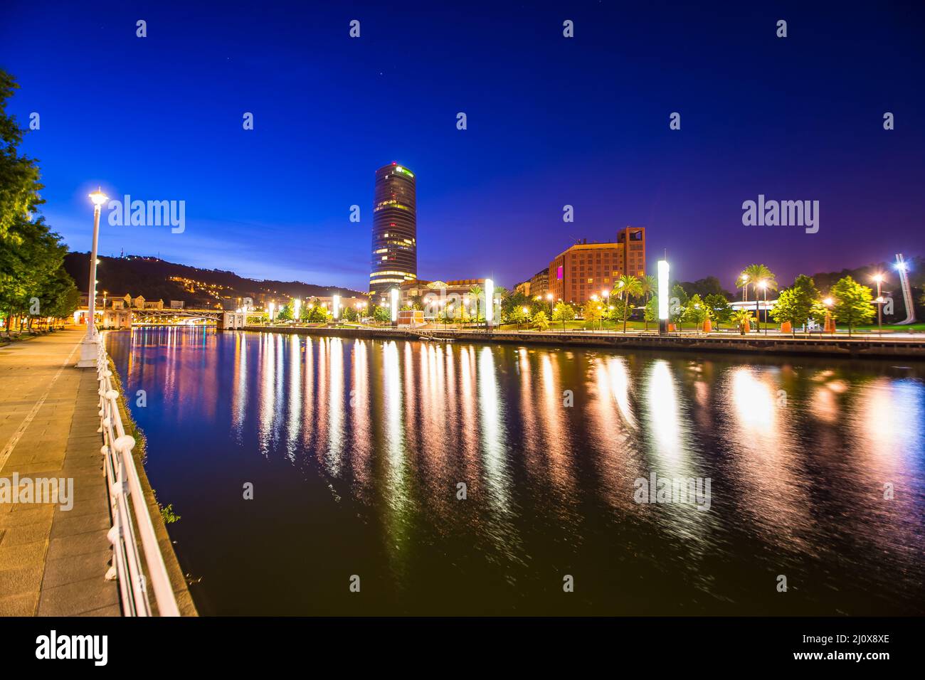 Mañana temprano cielo crepúsculo en Bilbao País Vasco Norte de España Europa Foto de stock