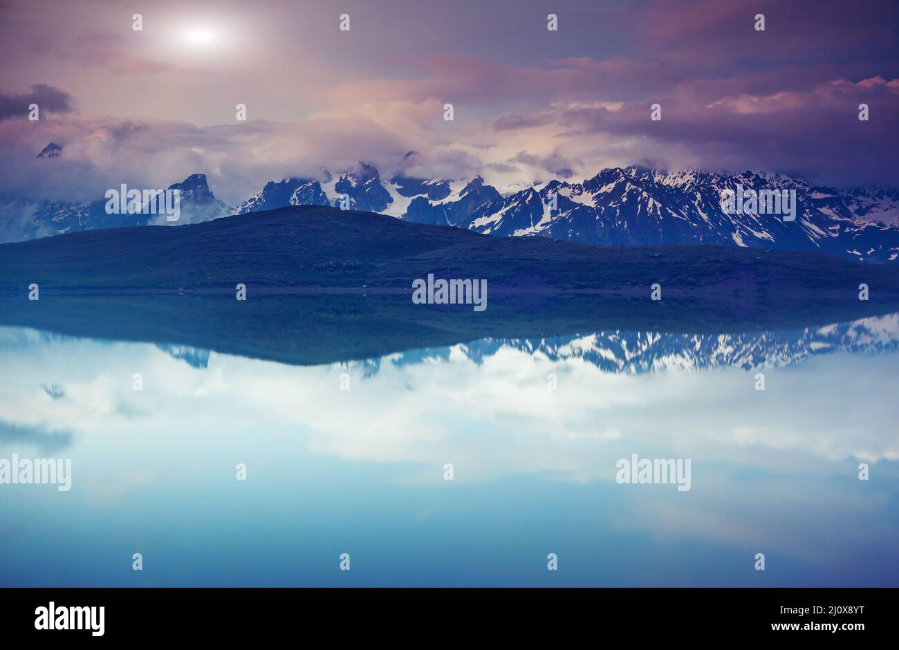 Fantástico paisaje con el lago Koruldi y cielo nublado en el pie del monte. Ushba. Superior, Svaneti Mestia, Georgia, Europa. Montañas del Cáucaso. Belleza w Foto de stock