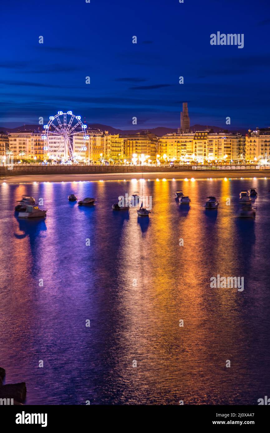 Mañana temprano cielo crepúsculo en Donostia San Sebastián País Vasco Norte de España Europa Foto de stock