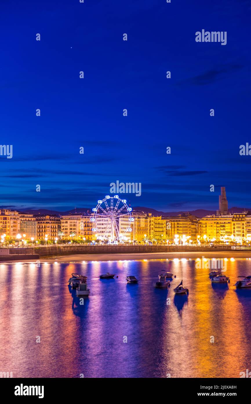 Mañana temprano cielo crepúsculo en Donostia San Sebastián País Vasco Norte de España Europa Foto de stock