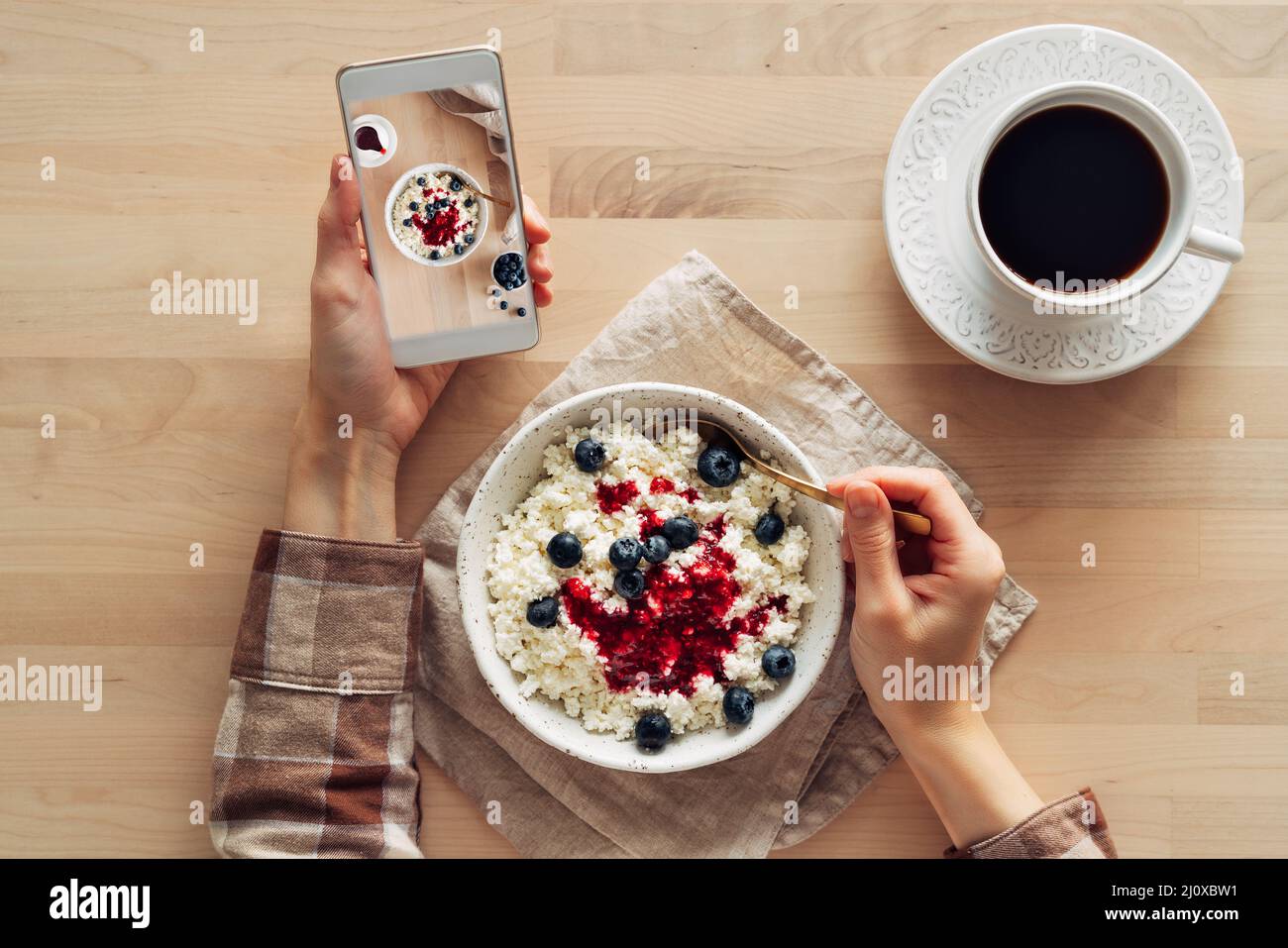 Blogger tomando fotos de comida, tiro Desayuno en el teléfono móvil, Foto de stock