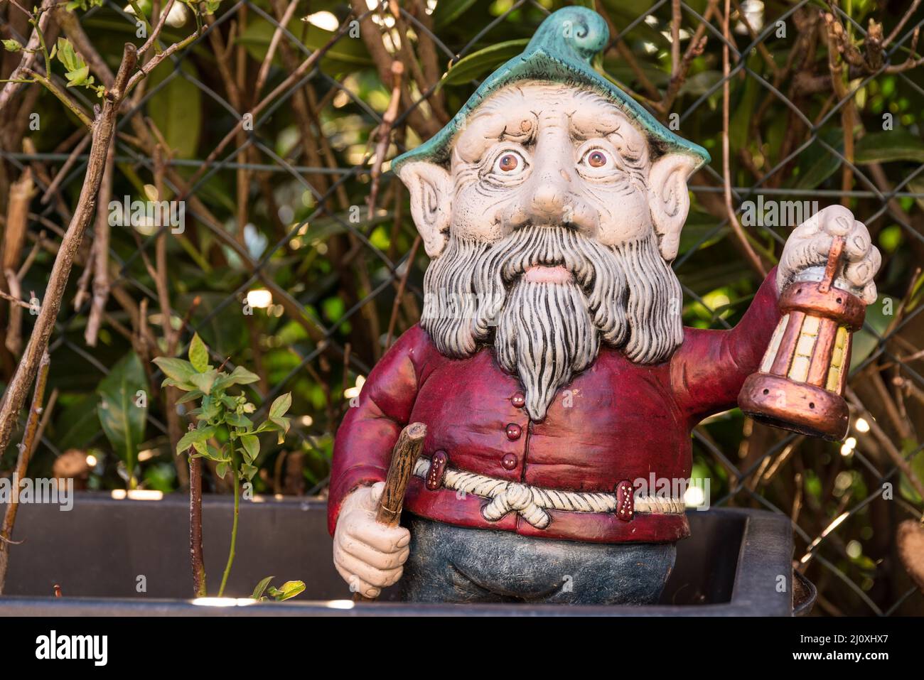 Hobgoblin colorido con linterna en la mano - decoración de jardín Foto de stock