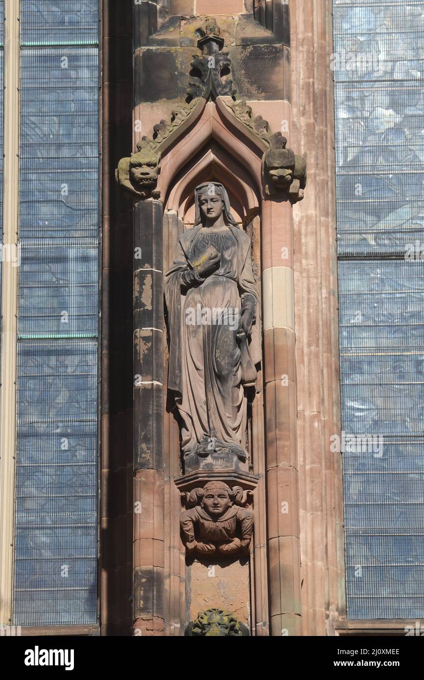 Estatua de San Pebe o Phoebe en la pared sur de la Catedral de Lichfield Foto de stock