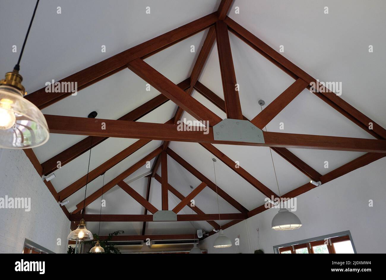Diseño de estructura interior y decoración de techo decorada con paneles de  madera y lámparas eléctricas colgantes Fotografía de stock - Alamy