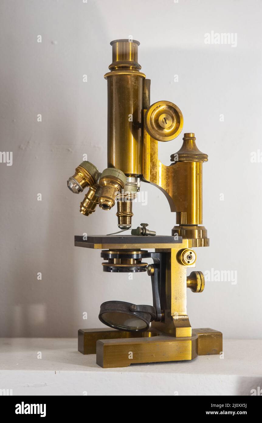 Microscope antique fotografías e imágenes de alta resolución - Alamy