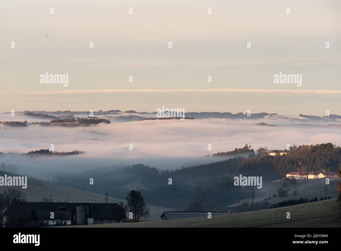 Brillante mar de niebla en un paisaje montañoso - niebla valle Foto de stock
